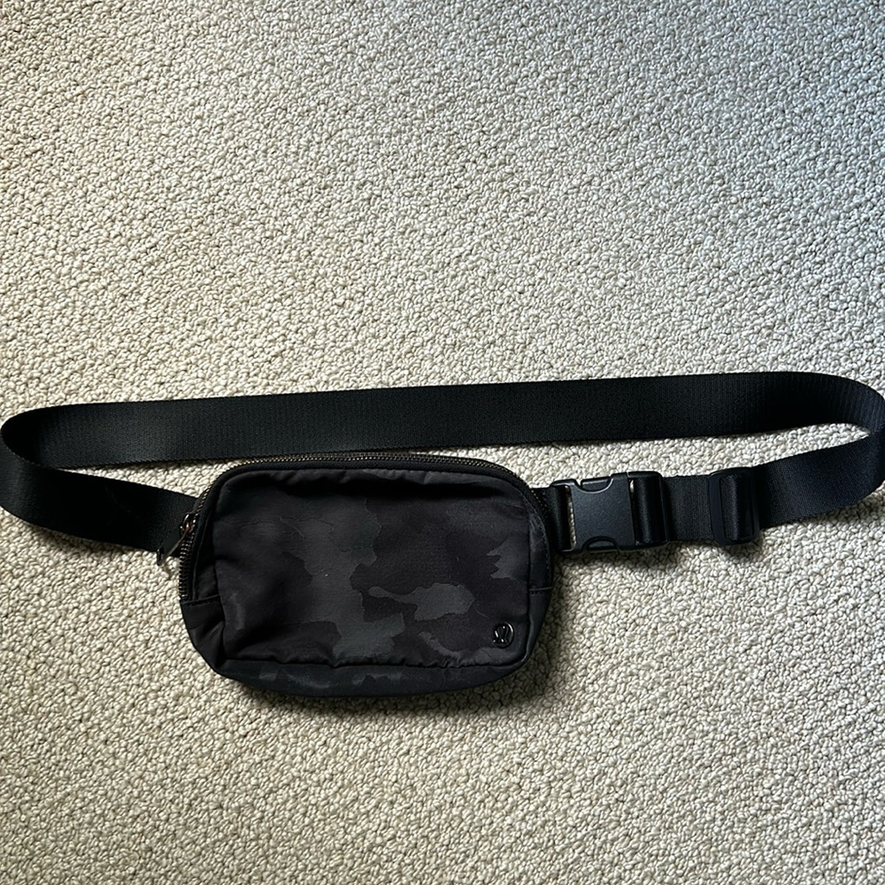 Lululemon Everywhere Belt Bag